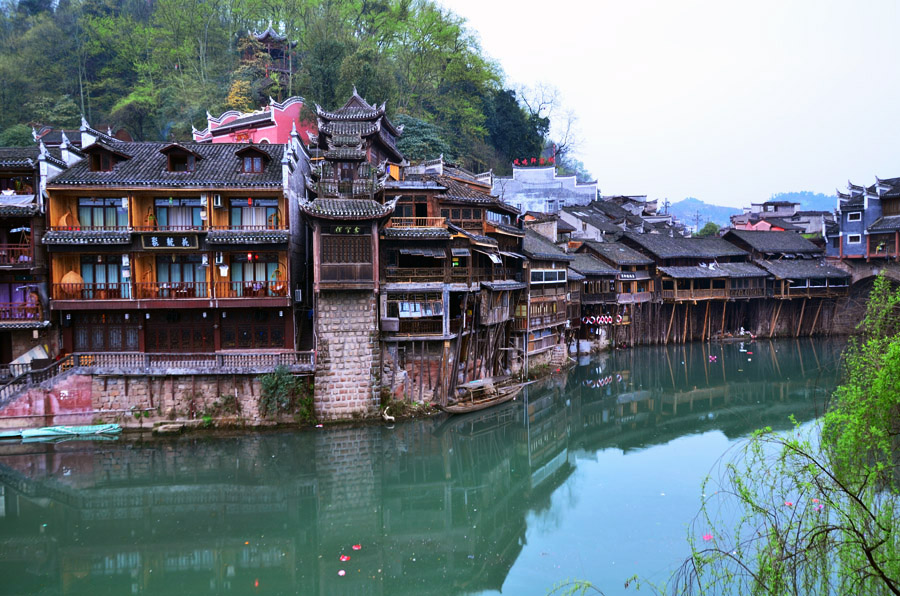  張家界國家森林公園、黃龍洞、鳳凰古城九景三晚四日游