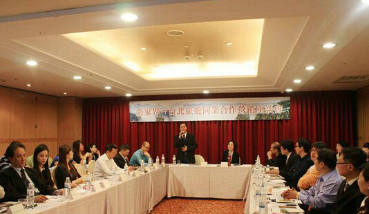 赴臺營銷團負責人譚國貴通過山歌推介張家界